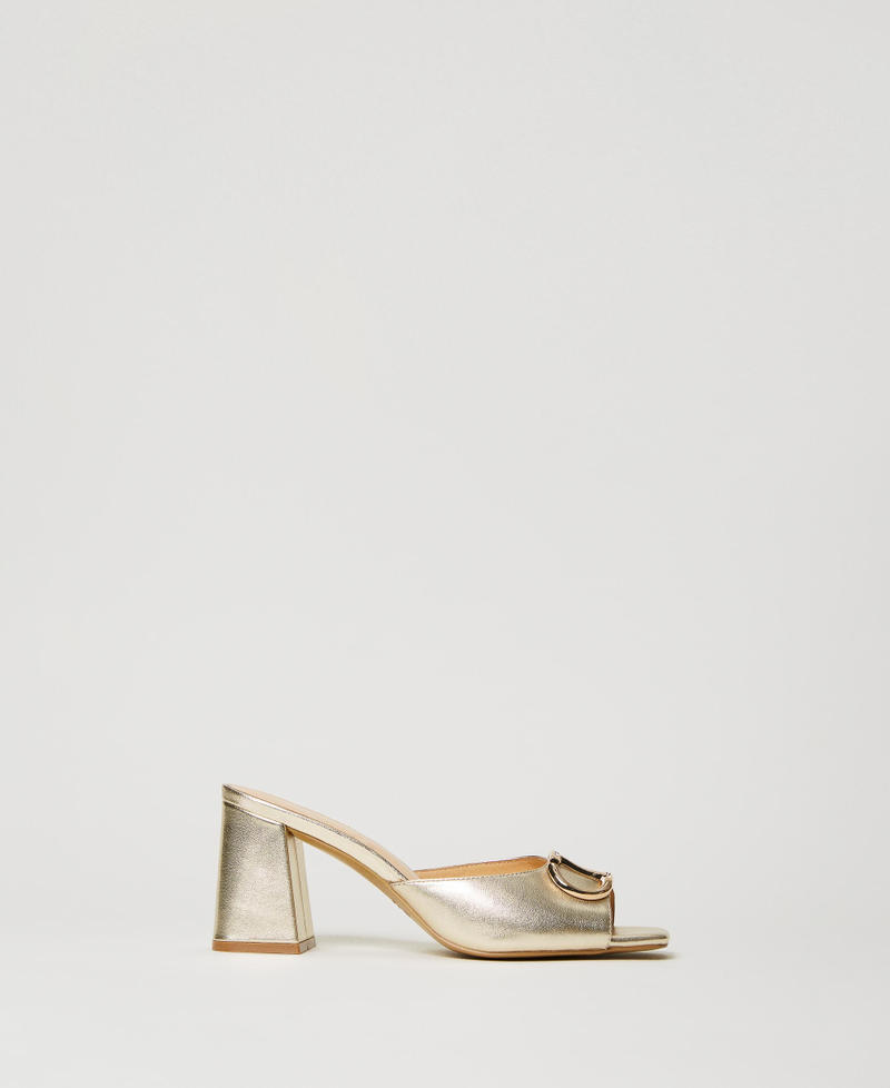 Sandales mules en cuir lamé avec Oval T
