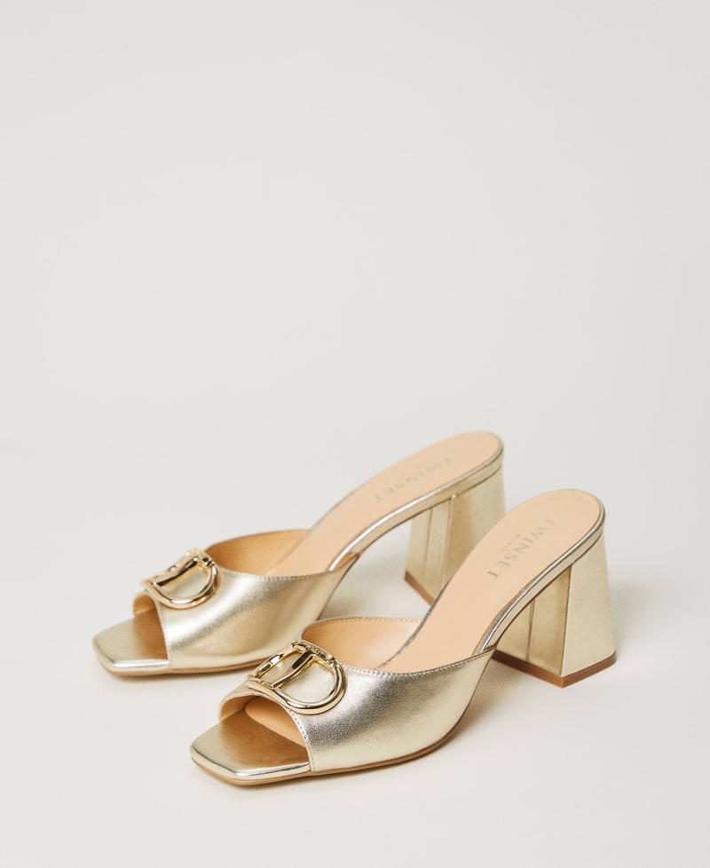 Sandales mules en cuir lamé avec Oval T
