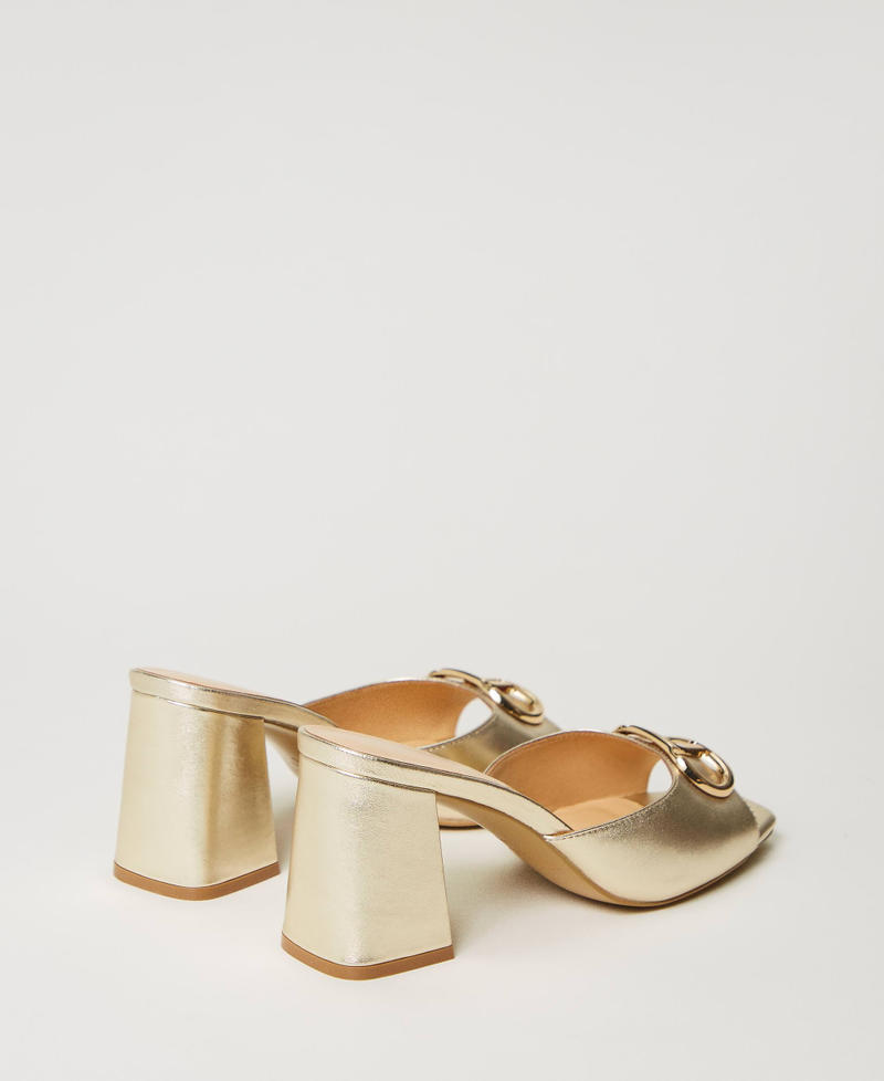 Sandales mules en cuir lamé avec Oval T