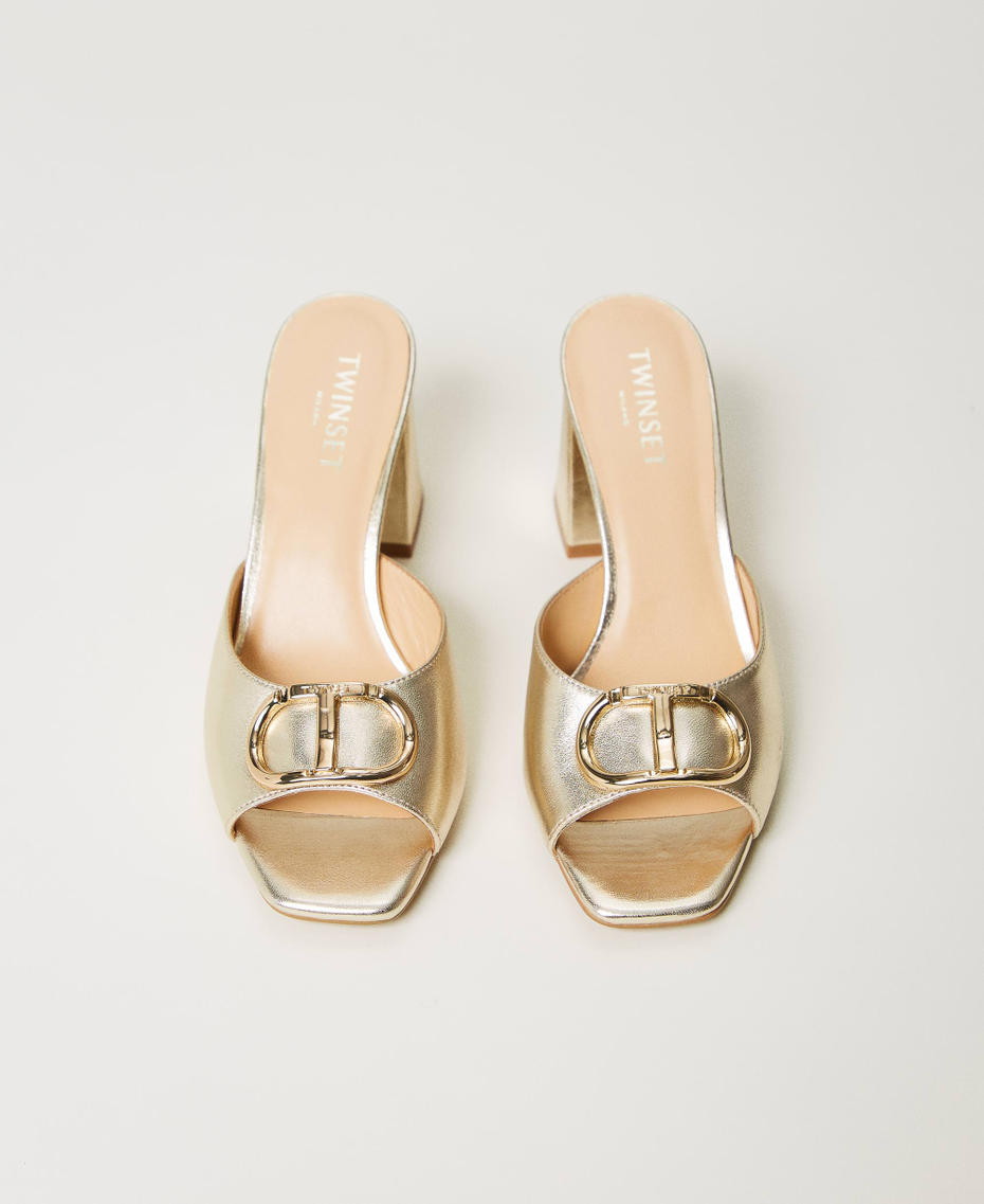 Sandales mules en cuir lamé avec Oval T