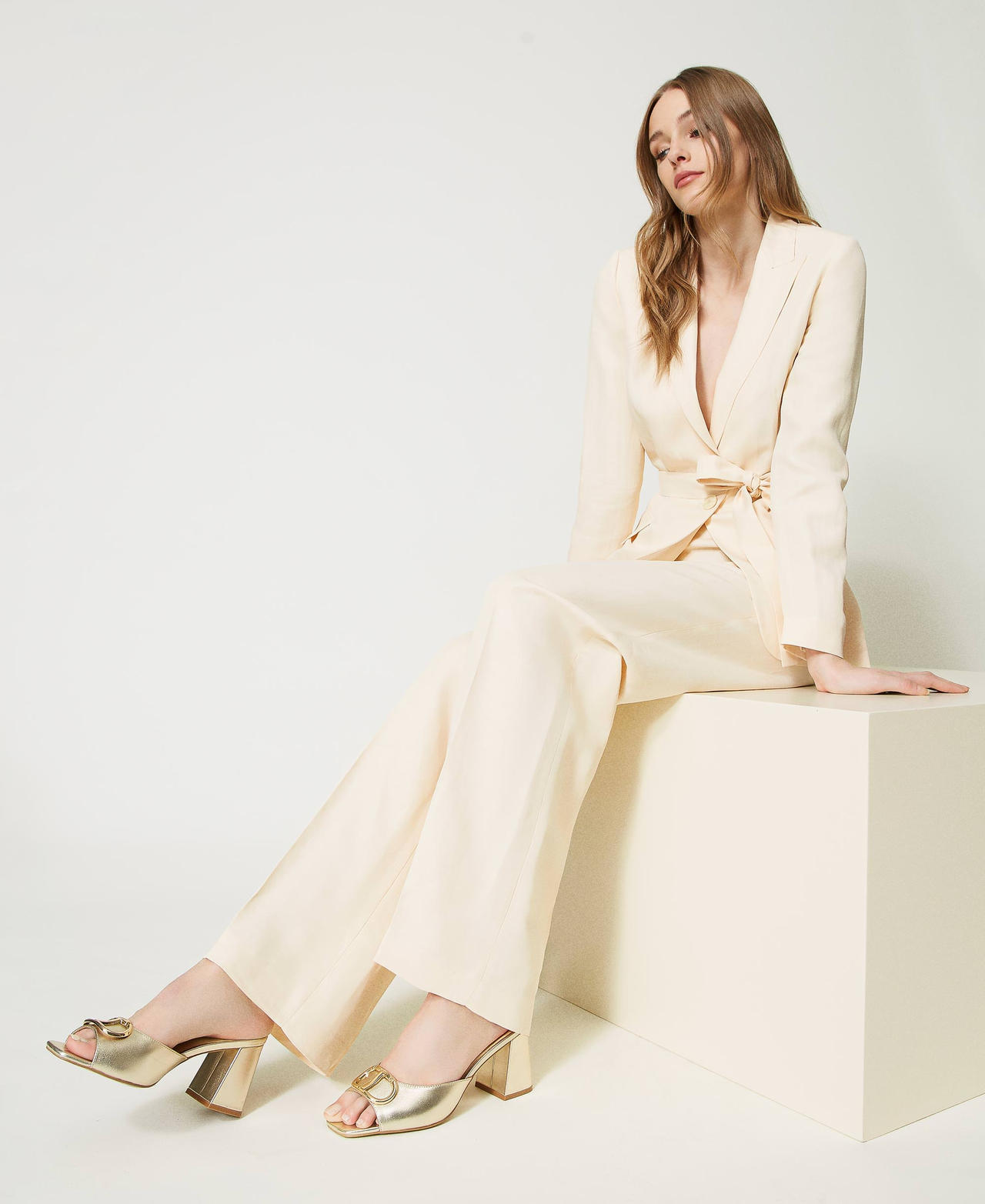 Sandales mules en cuir lamé avec Oval T