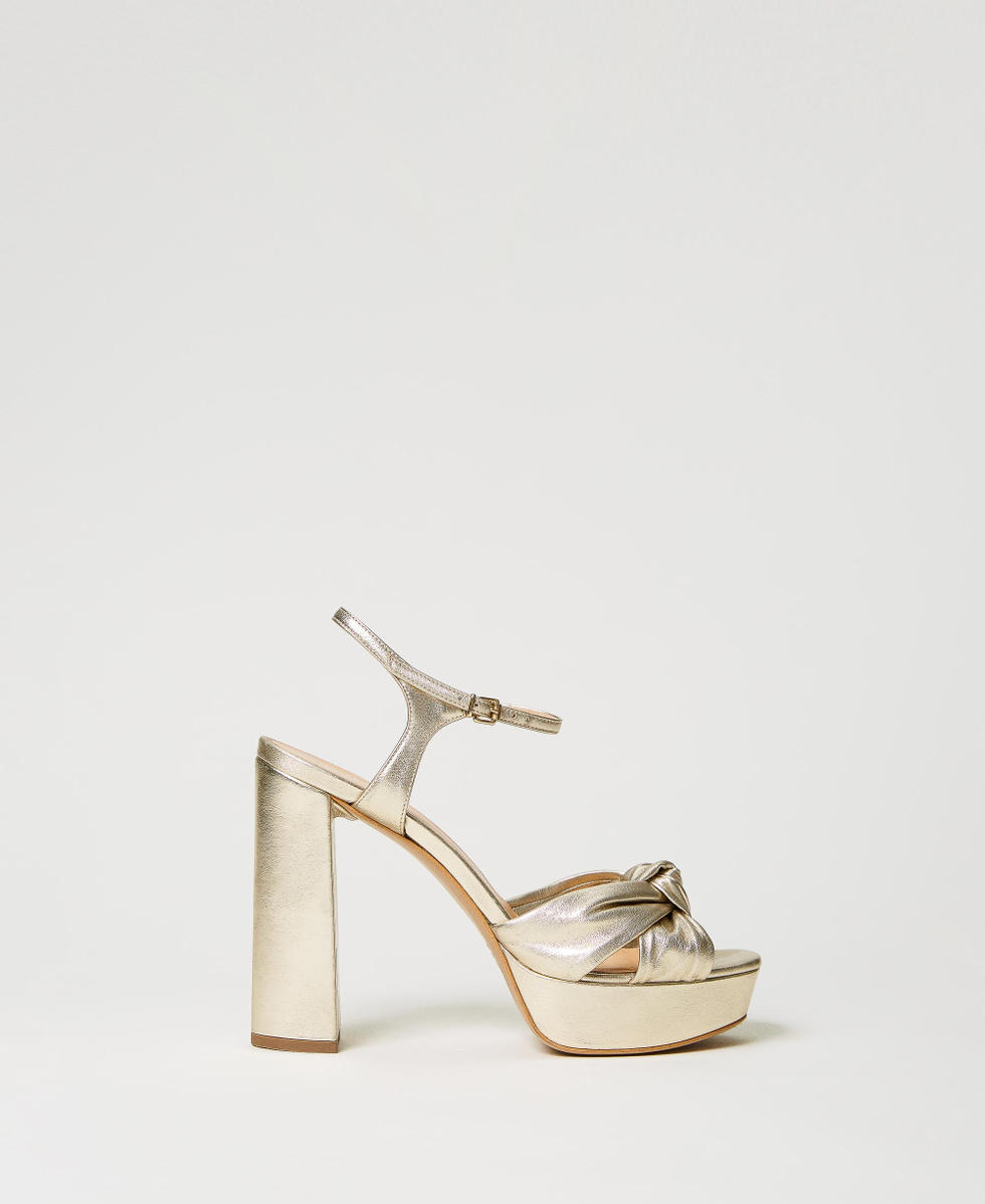 Scarpe dorate con tacco e plateau store