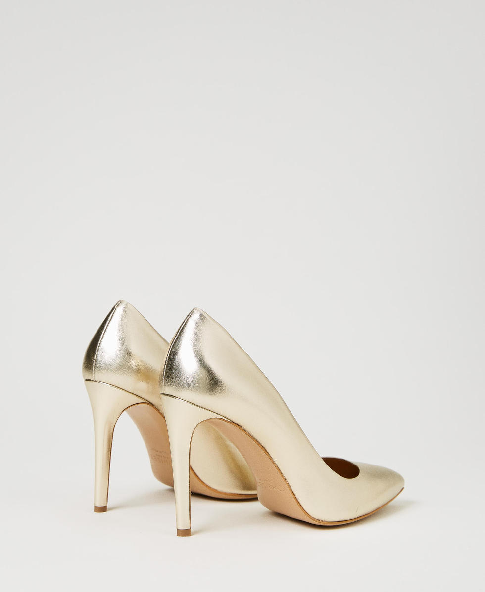Pumps aus Metallic-Leder