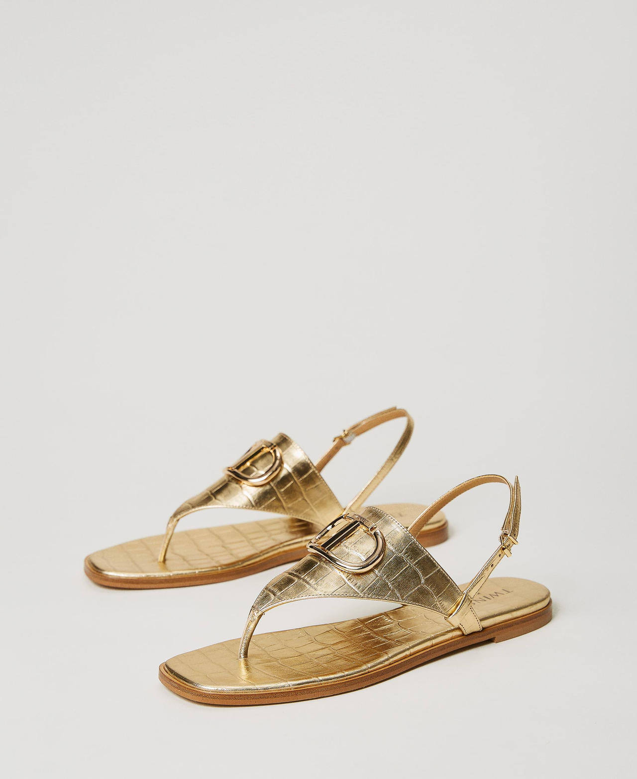 Кожаные сандалии с перемычкой между пальцами из ламинированной кожи с Oval T Принт Крокодиловый Светлое Золото женщина 231TCP234-02