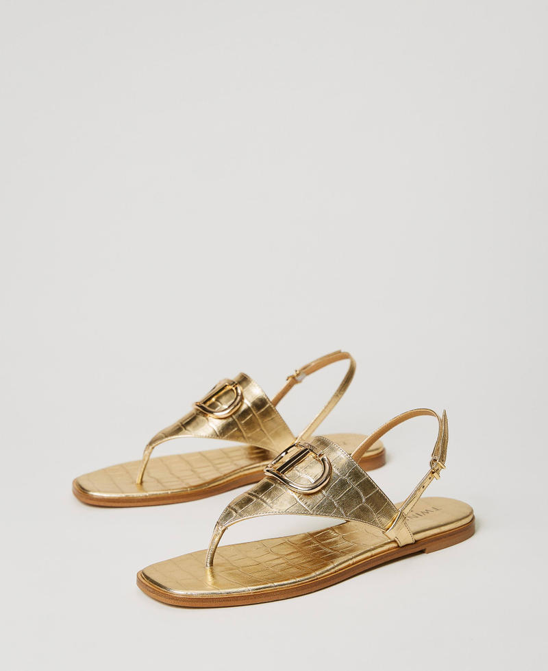Кожаные сандалии с перемычкой между пальцами из ламинированной кожи с Oval T Принт Крокодиловый Светлое Золото женщина 231TCP234-02