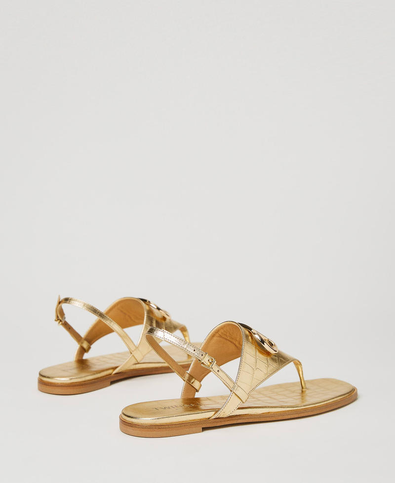 Кожаные сандалии с перемычкой между пальцами из ламинированной кожи с Oval T Принт Крокодиловый Светлое Золото женщина 231TCP234-03