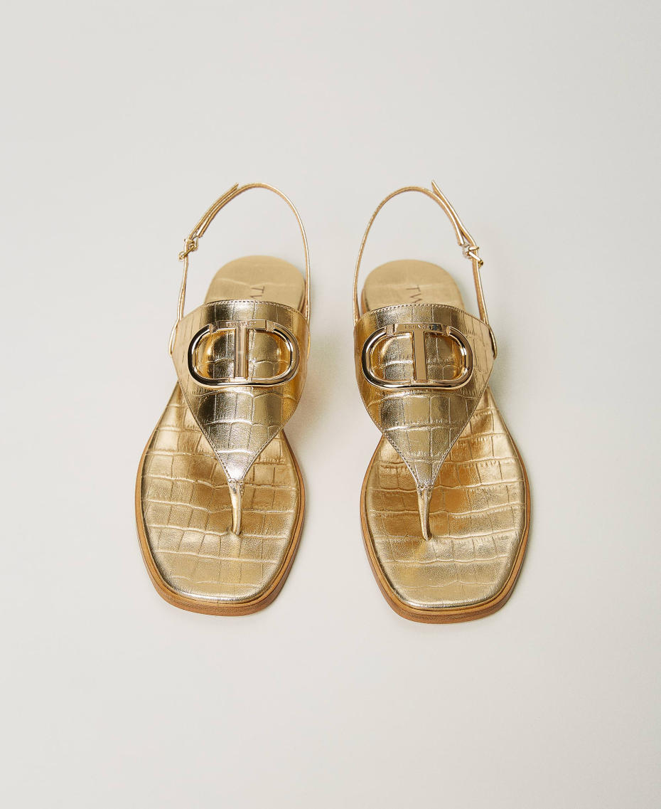 Кожаные сандалии с перемычкой между пальцами из ламинированной кожи с Oval T Принт Крокодиловый Светлое Золото женщина 231TCP234-04