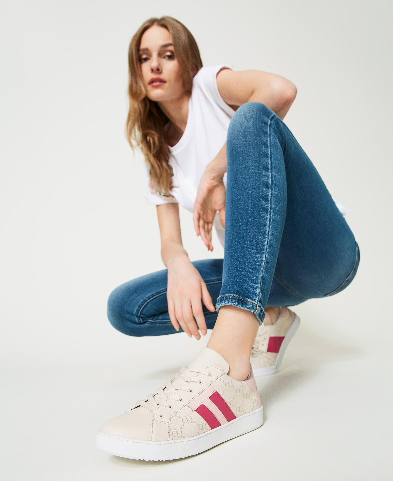 Baskets en cuir avec broderie siglée