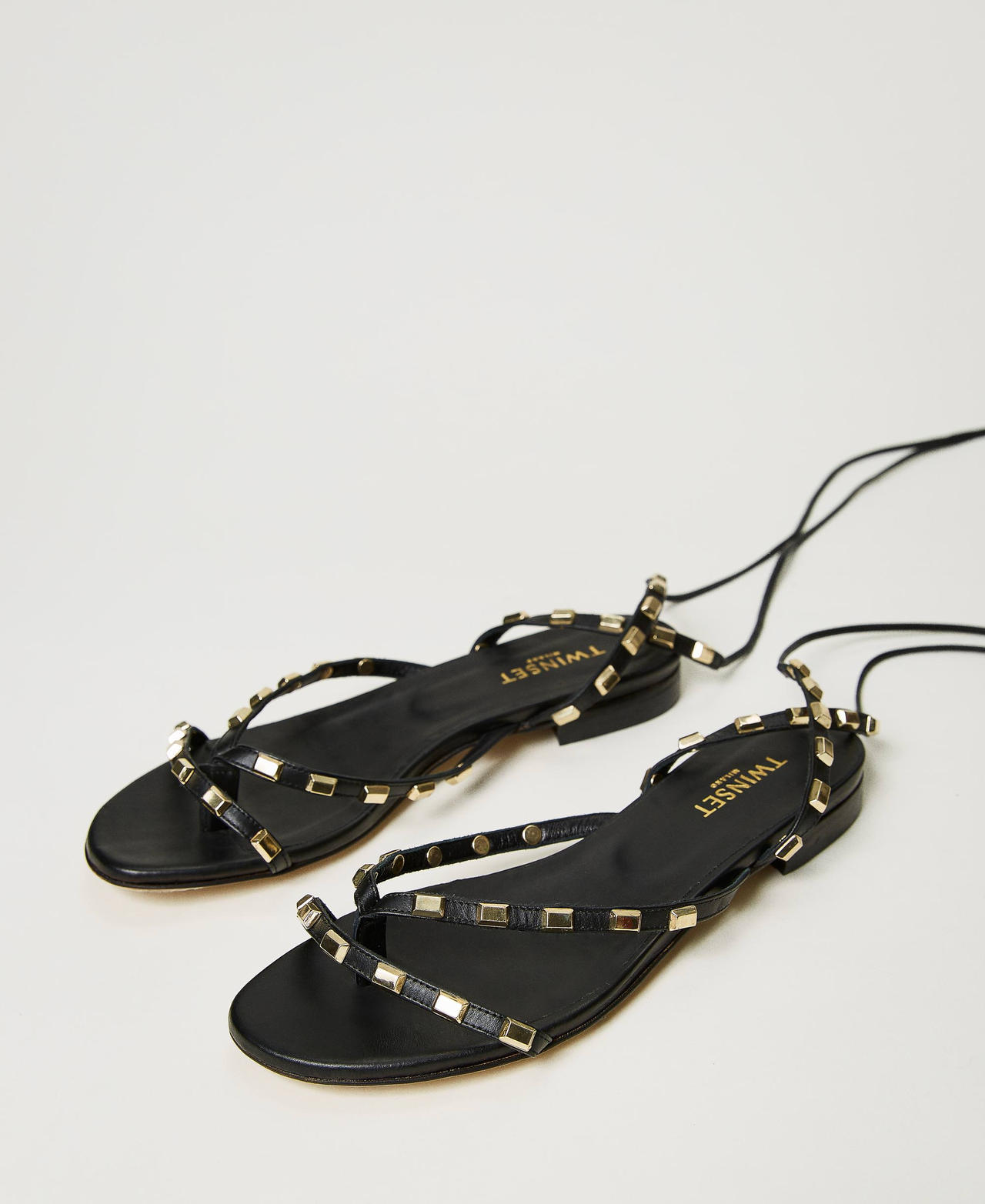 Sandales plates avec clous et lacets Noir Femme 231TCT110-02