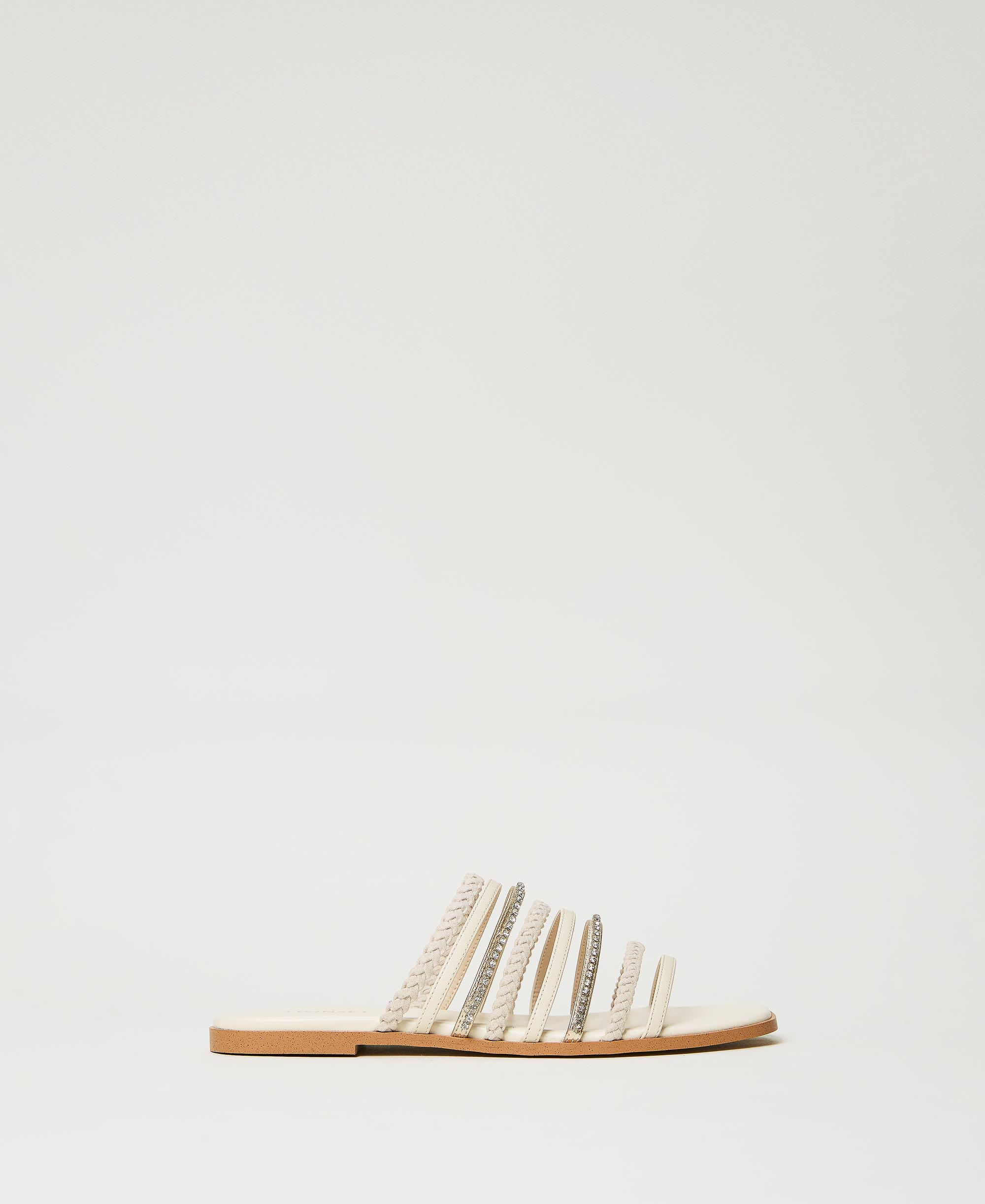 Flache Sandale mit Zierflechten und Strass