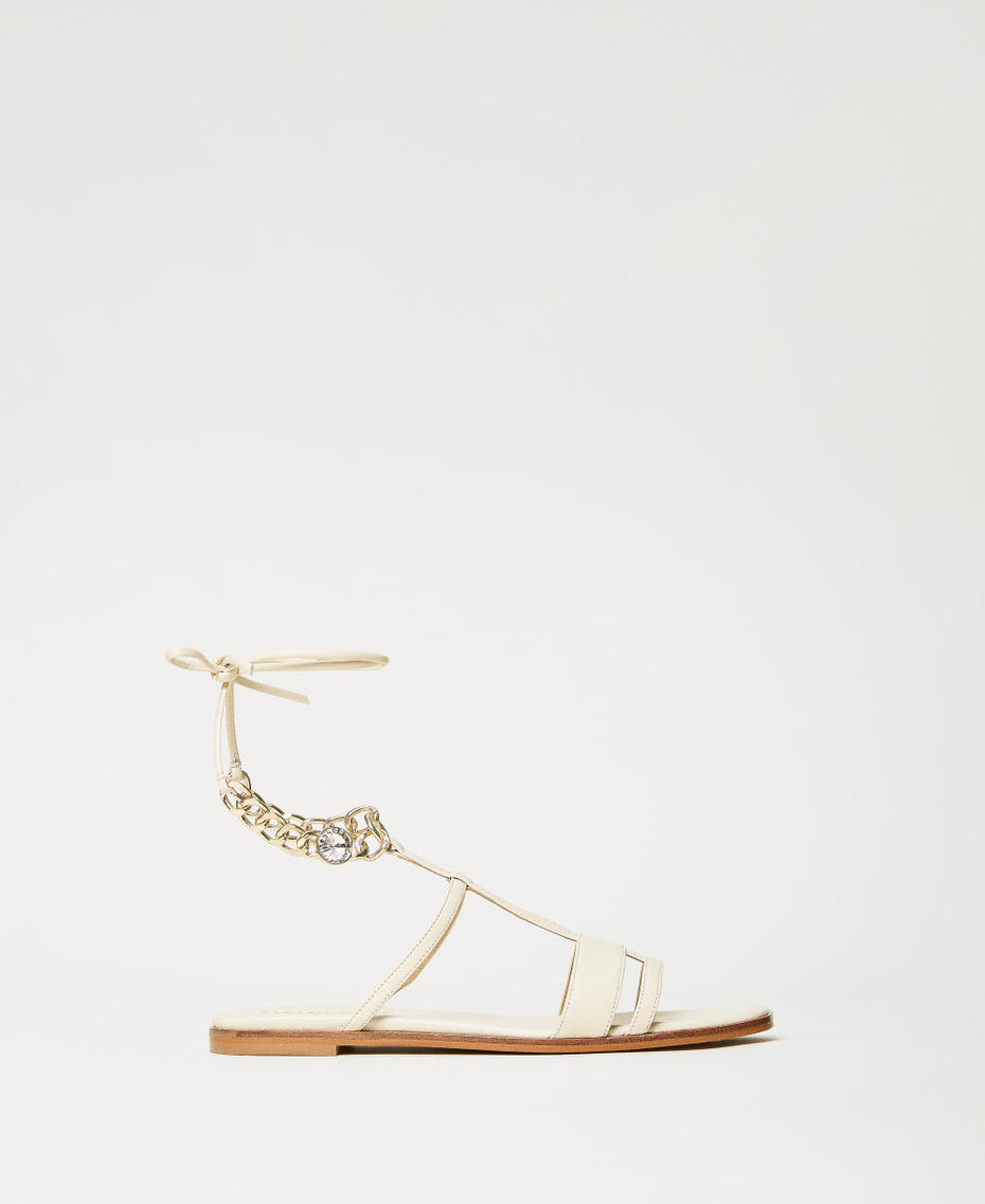 Sandales en cuir avec empiècement en chaîne à la cheville