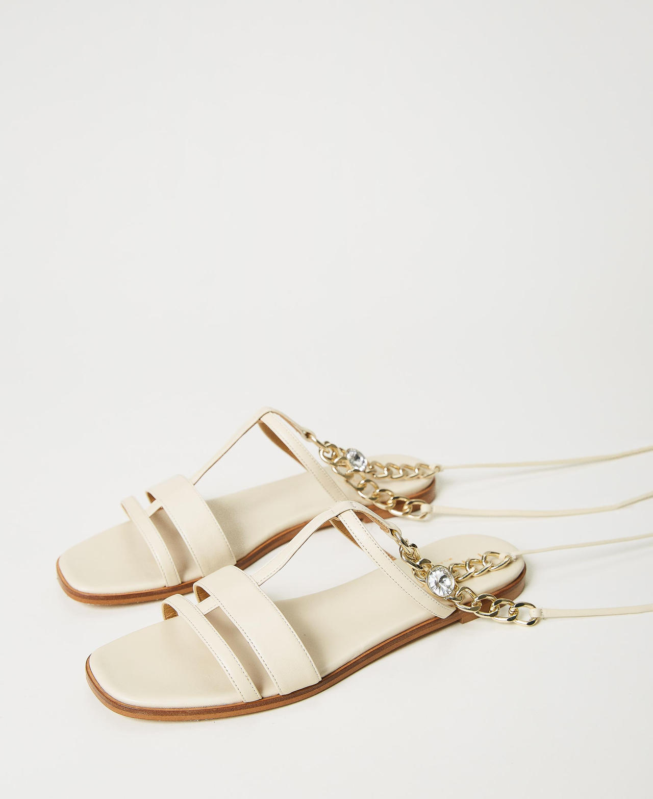 Sandales en cuir avec empiècement en chaîne à la cheville