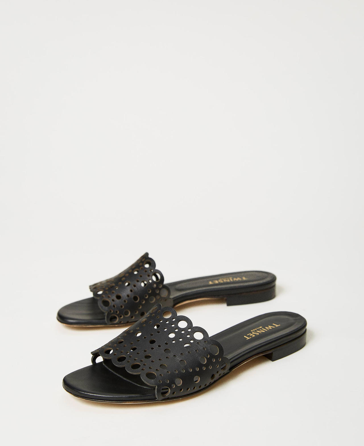 Sandales slides en cuir découpé au laser