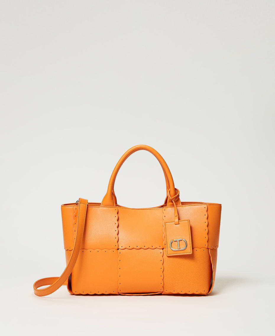 ‘Lucky’ shopper with weaved bands