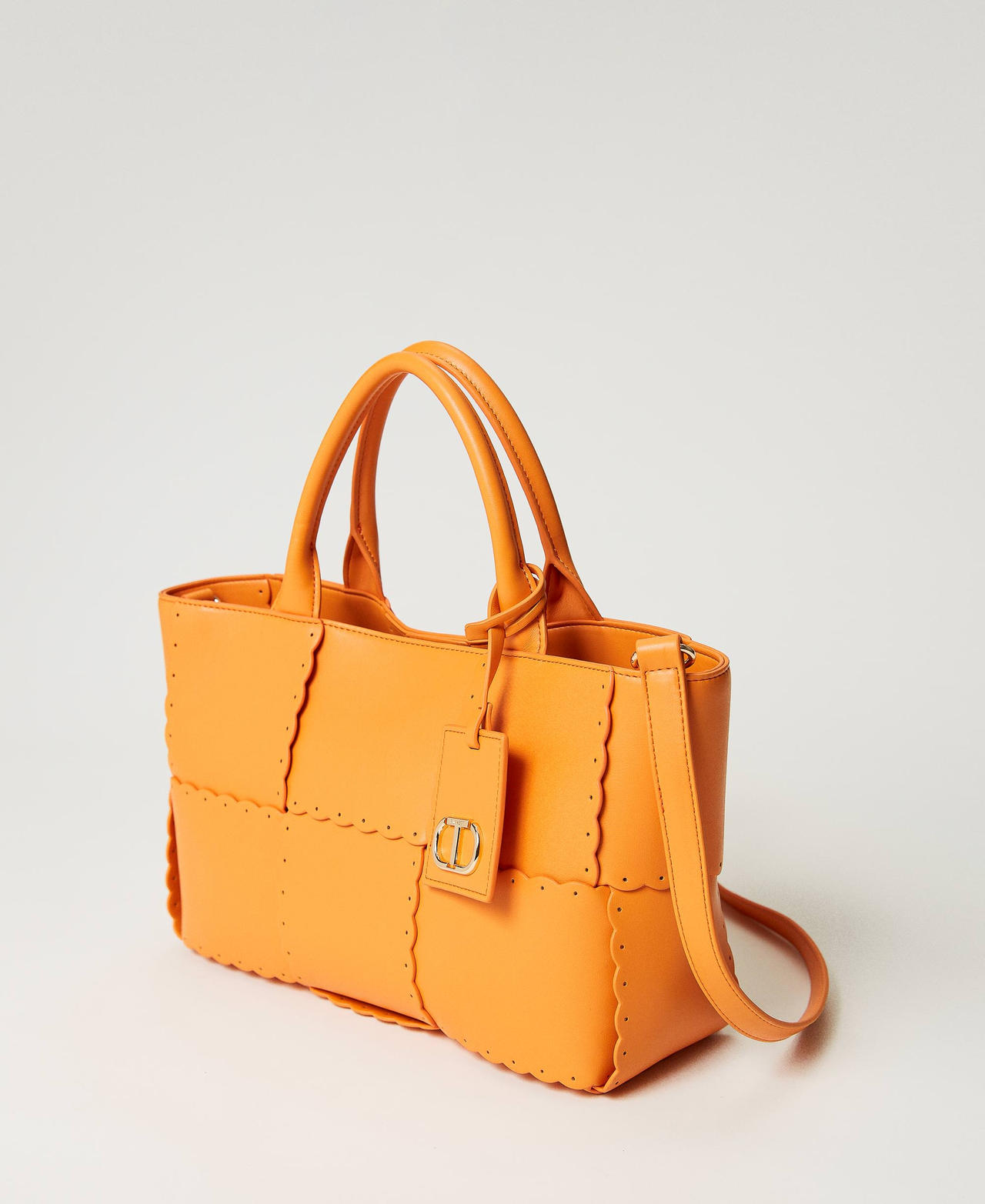 ‘Lucky’ shopper with weaved bands
