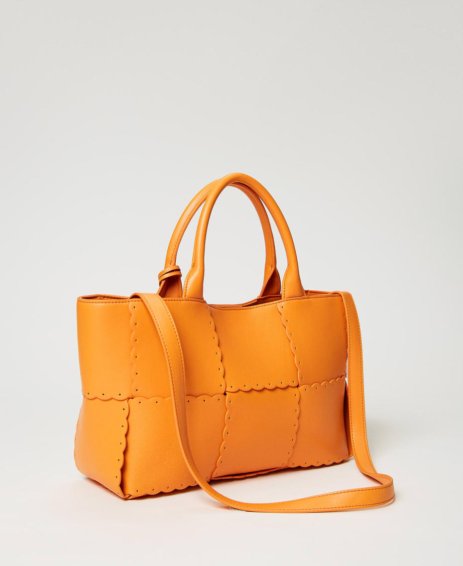 ‘Lucky’ shopper with weaved bands