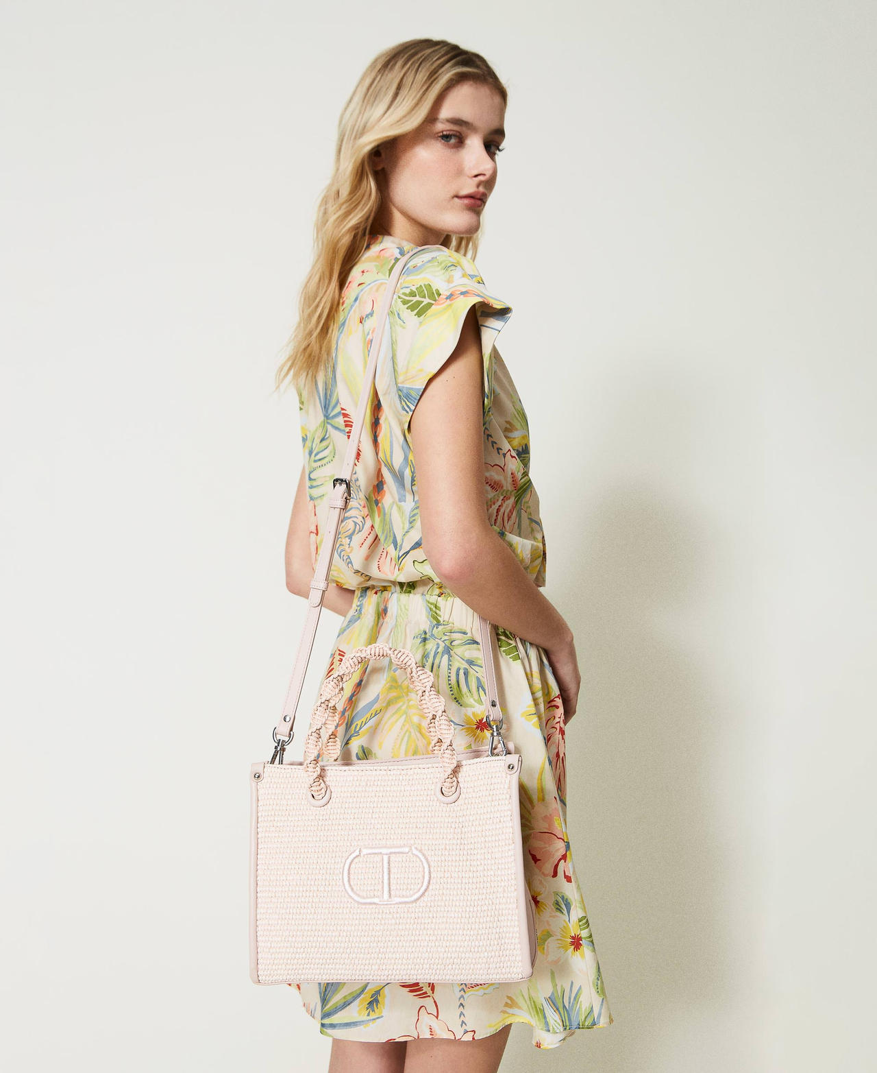 Mittelgroßer Shopper „Darling“ aus Strohimitat Parisienne Rosa Frau 231TD8401_00714_0S