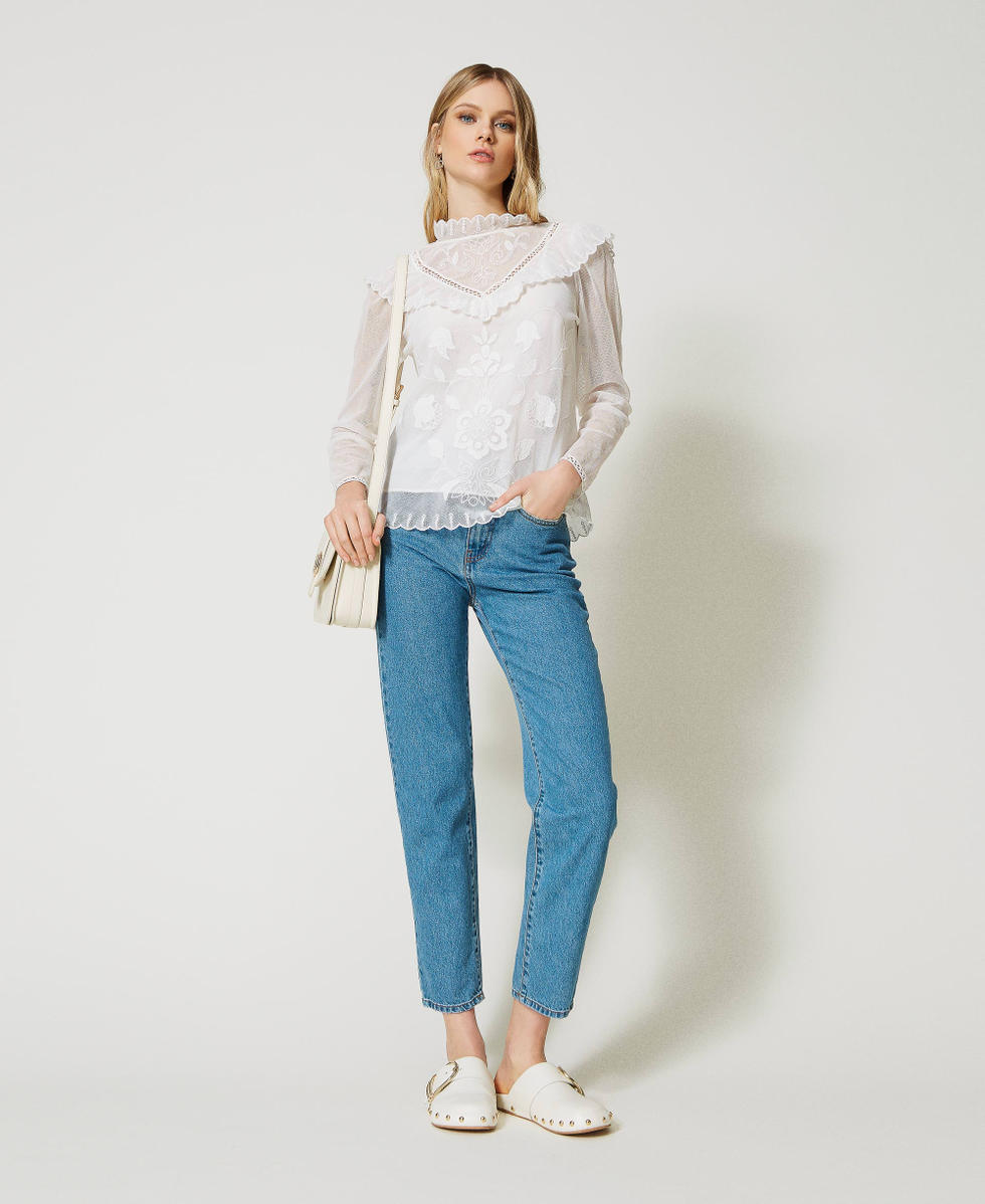 Blouse en filet avec broderie réalisée à la main