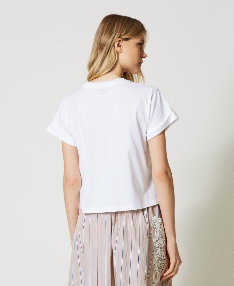 T-shirt with macram&eacute; embroidery