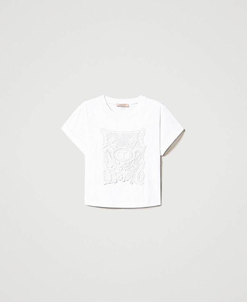 T-shirt with macram&eacute; embroidery