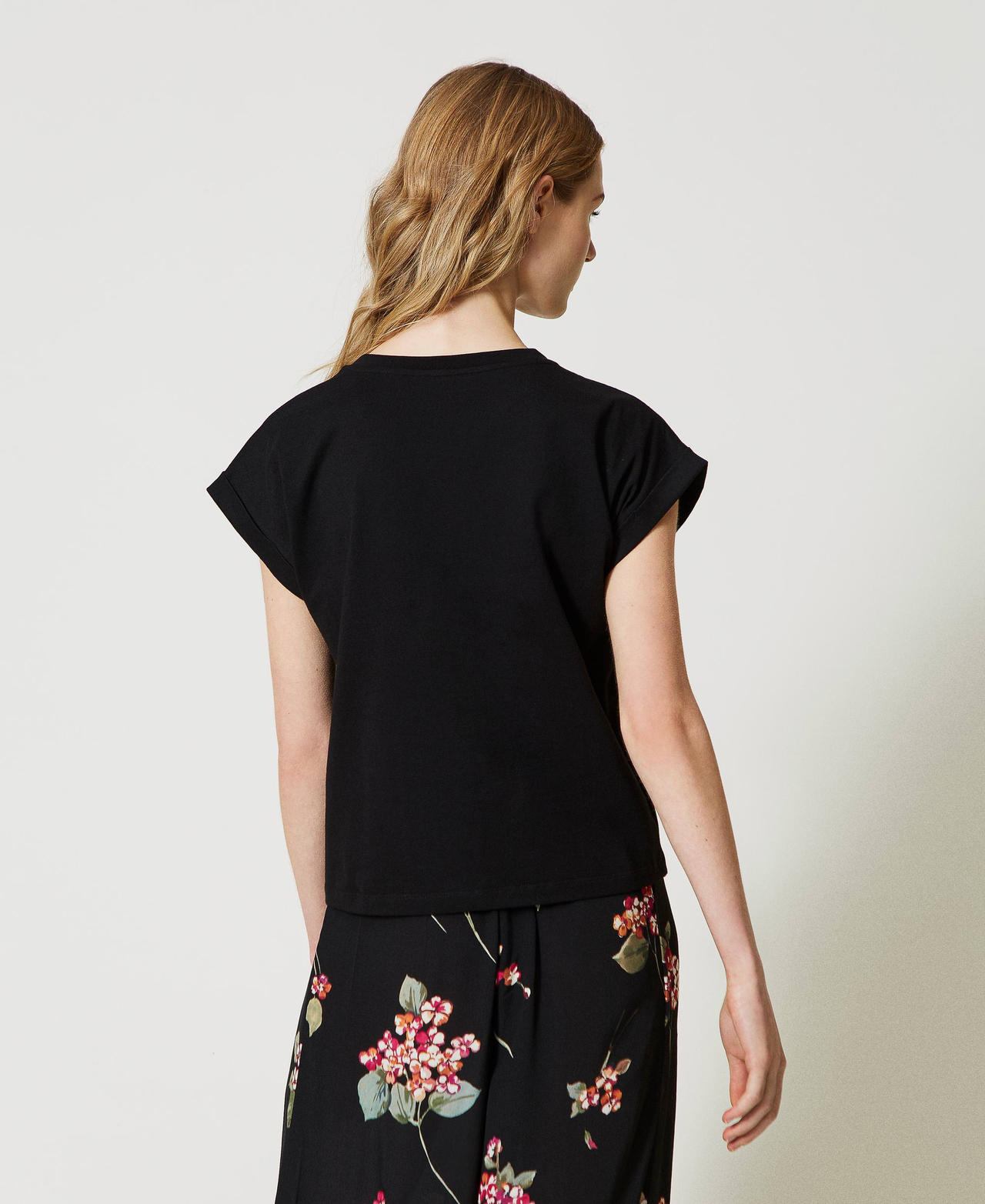 T-shirt con Oval T strass