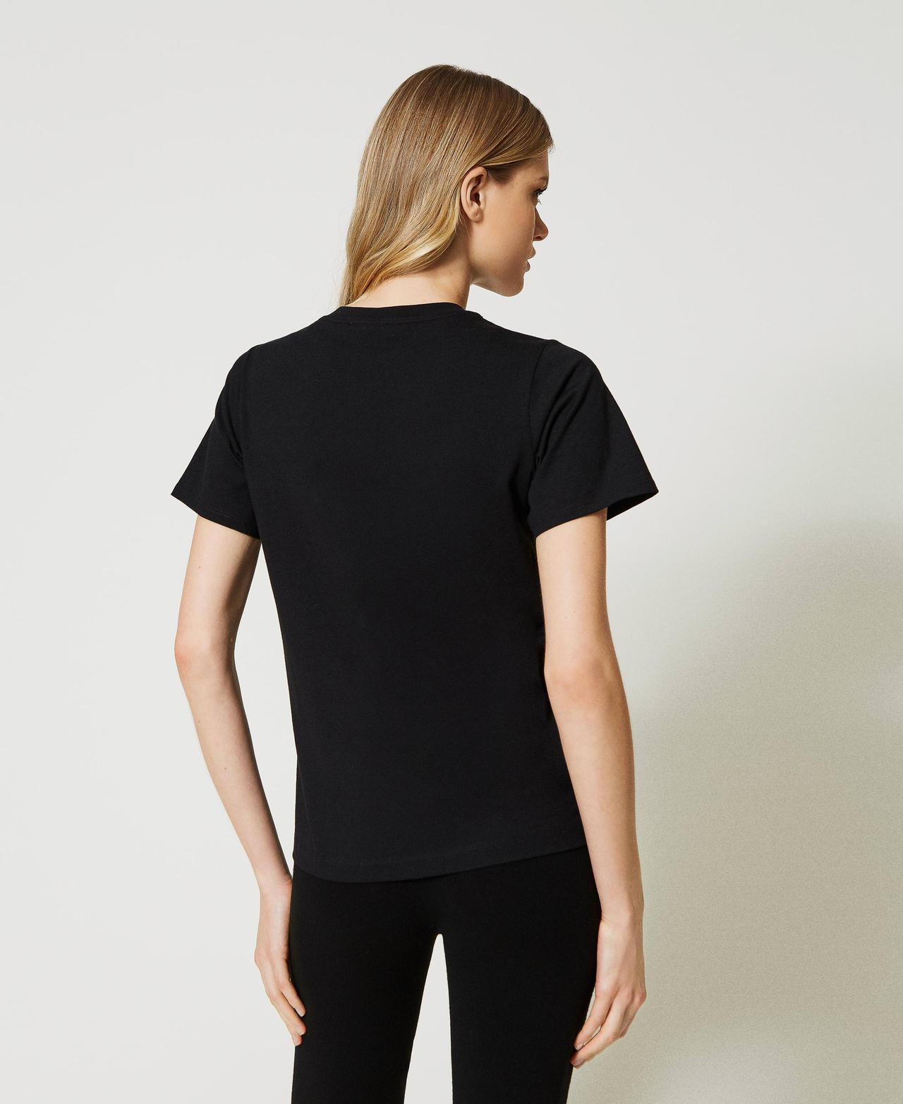 T-shirt con logo e ricamo a mano