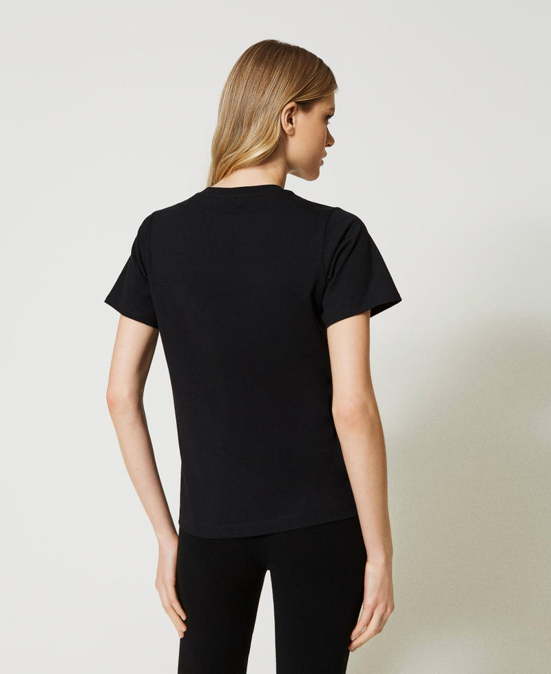 T-shirt con logo e ricamo a mano