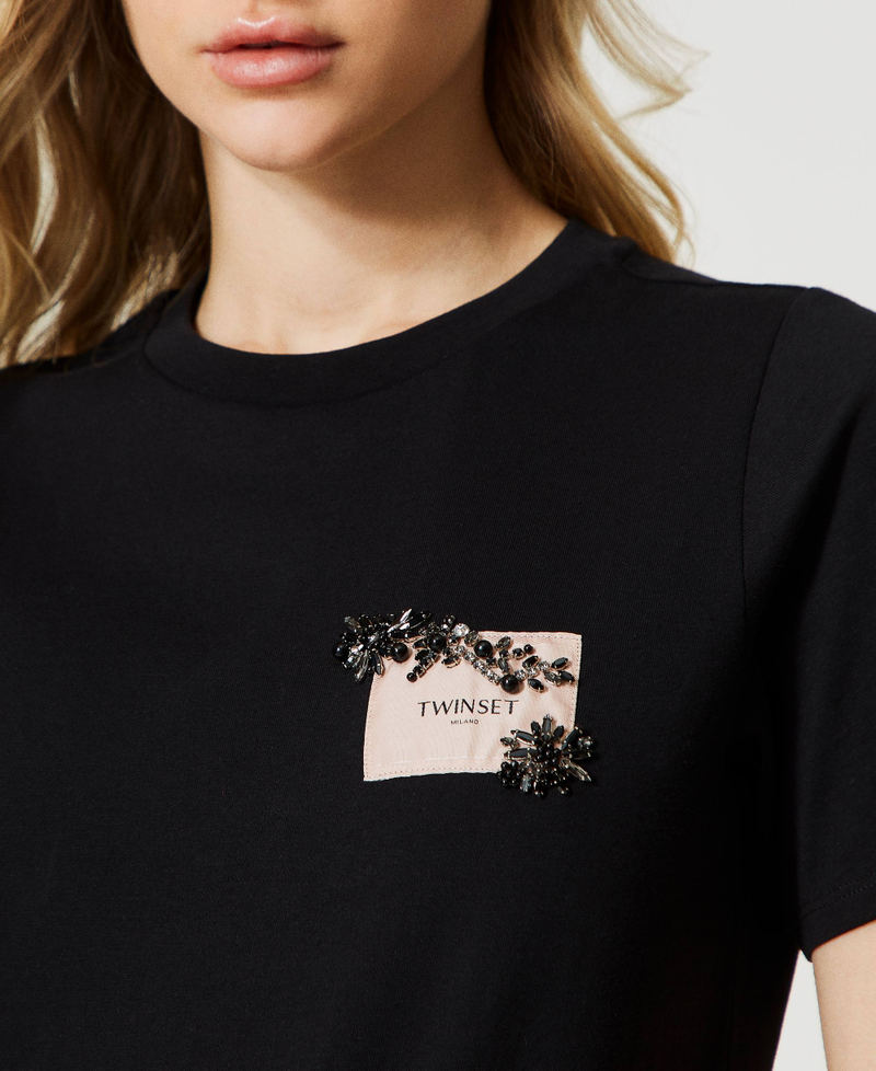 T-shirt con logo e ricamo a mano