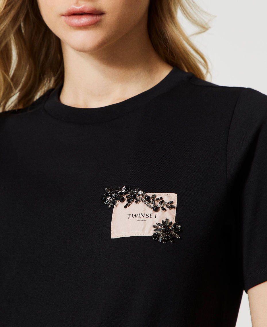 T-shirt con logo e ricamo a mano