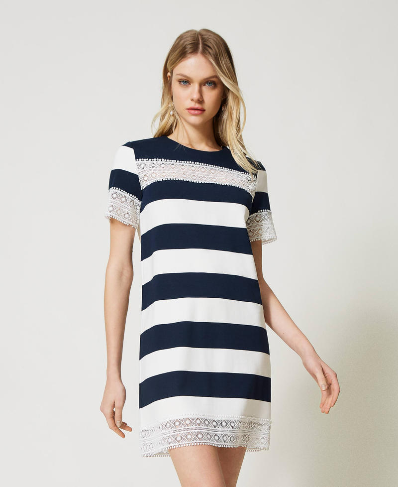 Robe à rayures avec dentelle
