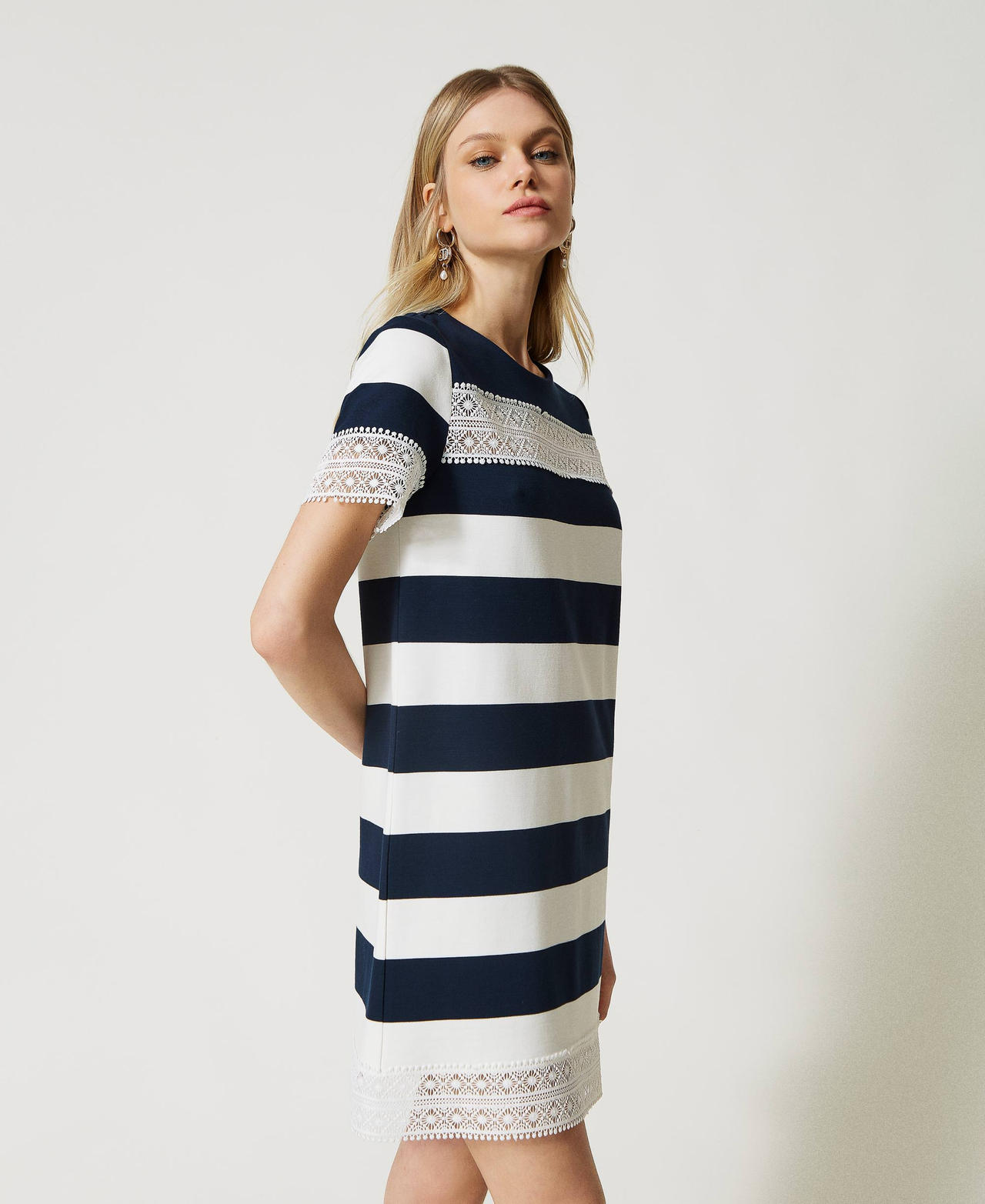Robe à rayures avec dentelle