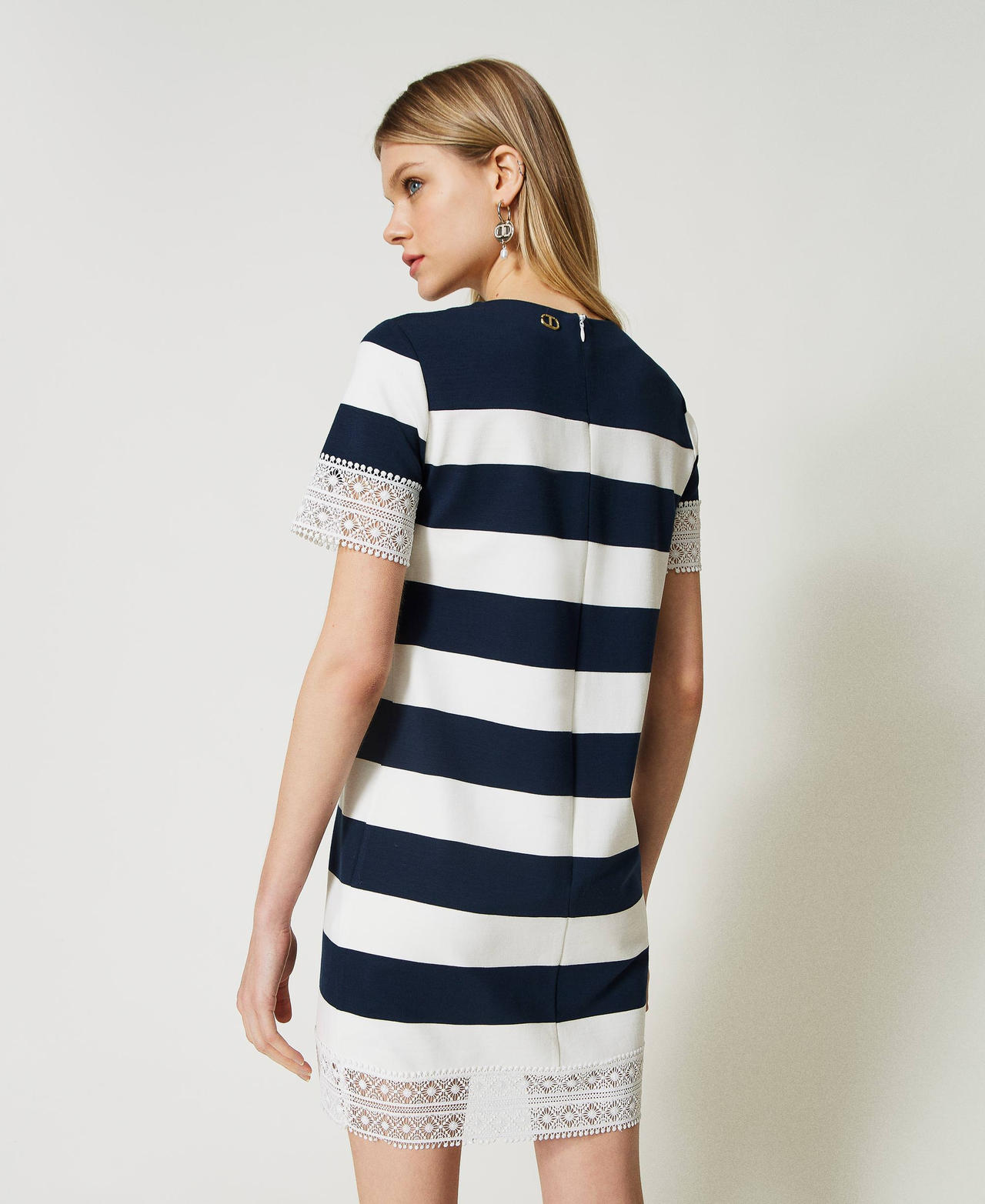 Abito a righe con pizzo