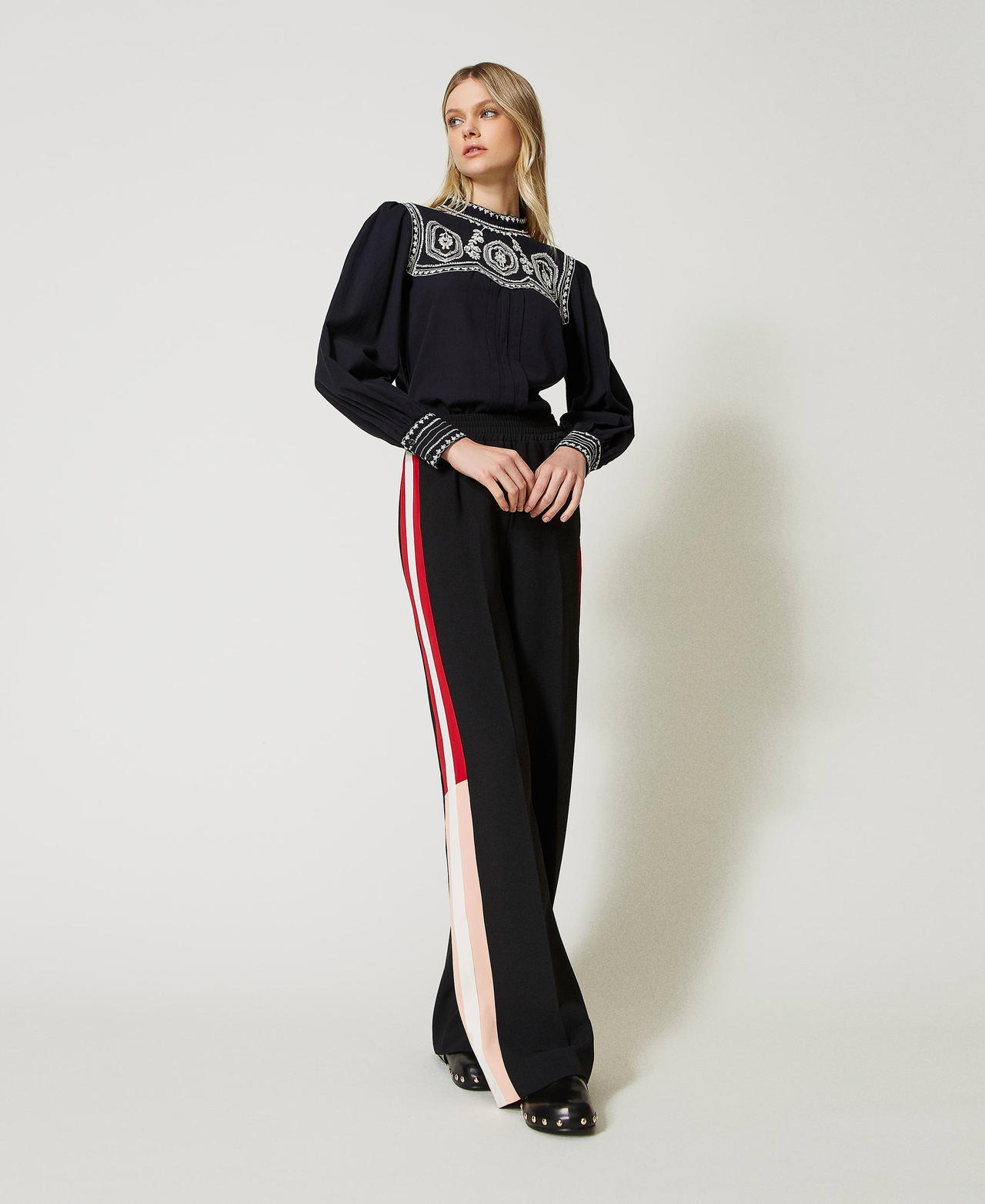 Hose aus Stretch-Cady-Cr&ecirc;pe mit B&auml;ndern