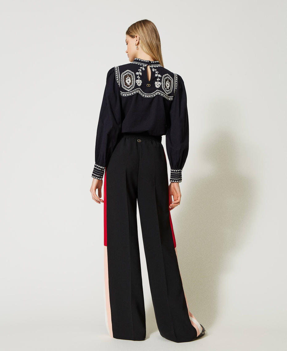 Hose aus Stretch-Cady-Cr&ecirc;pe mit B&auml;ndern