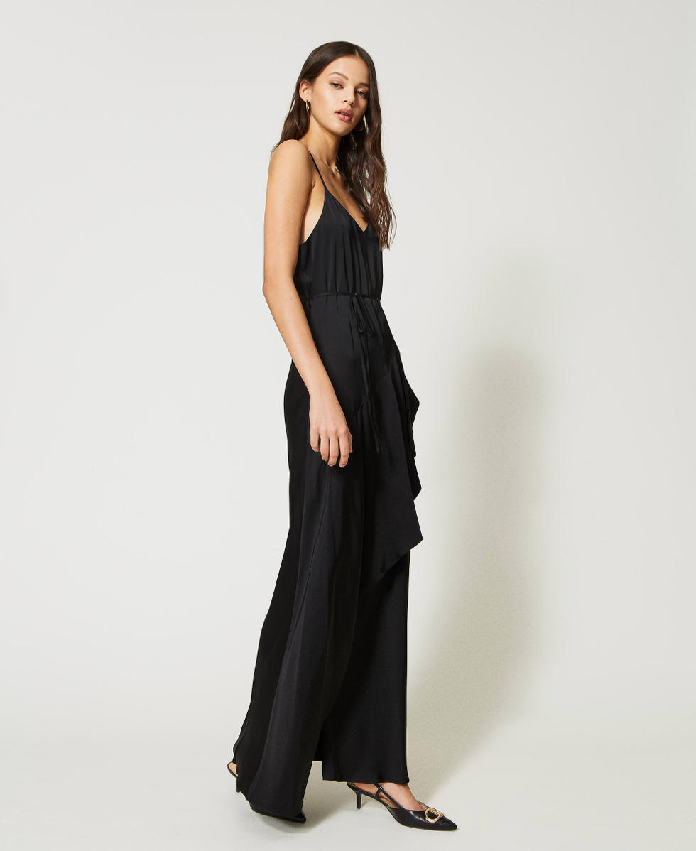 Vestido largo de raso con volante