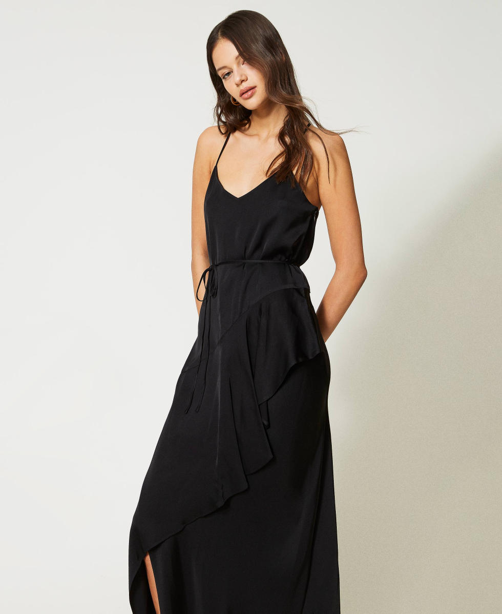 Vestido largo de raso con volante