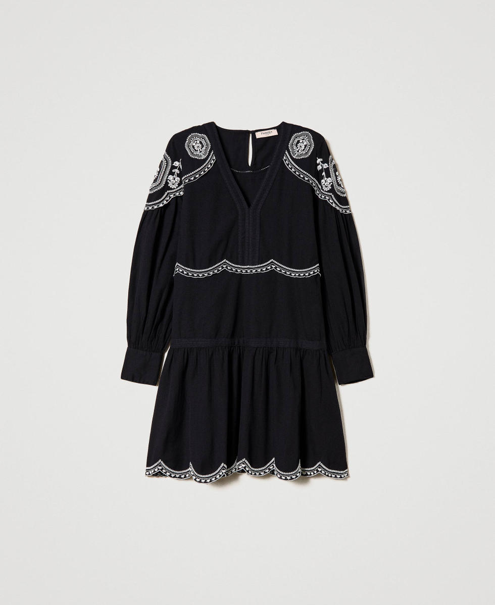 Robe avec broderies contrast&eacute;es