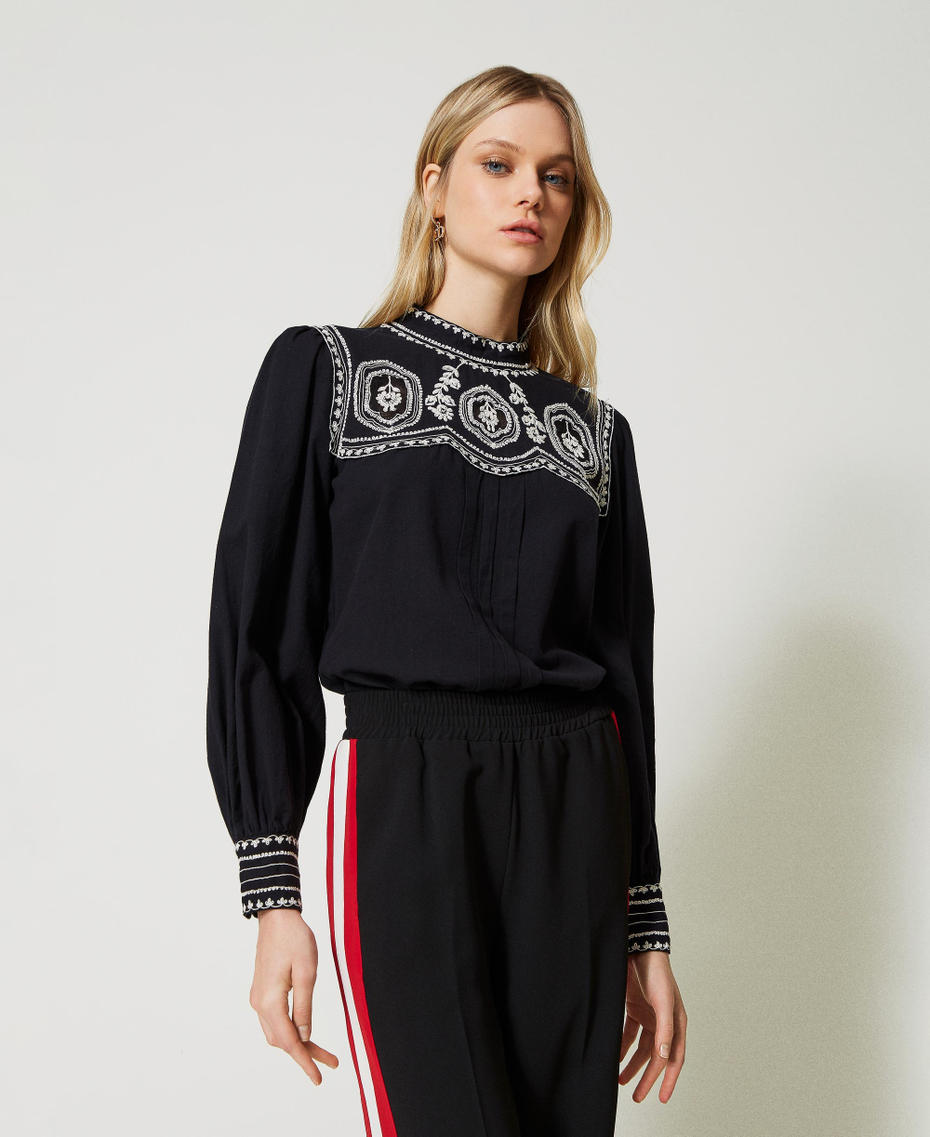 Bluzka z kontrastowymi haftami