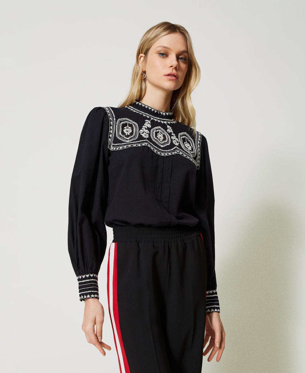 Blouse avec broderies contrast&eacute;es