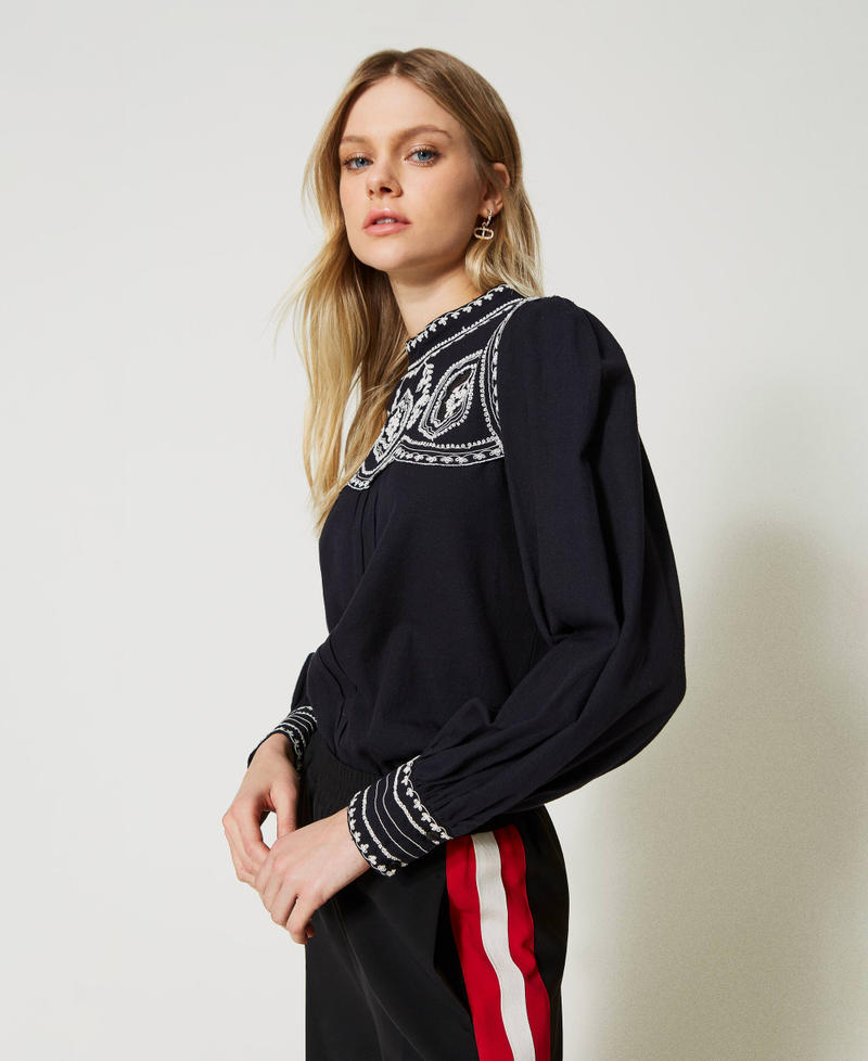 Bluzka z kontrastowymi haftami