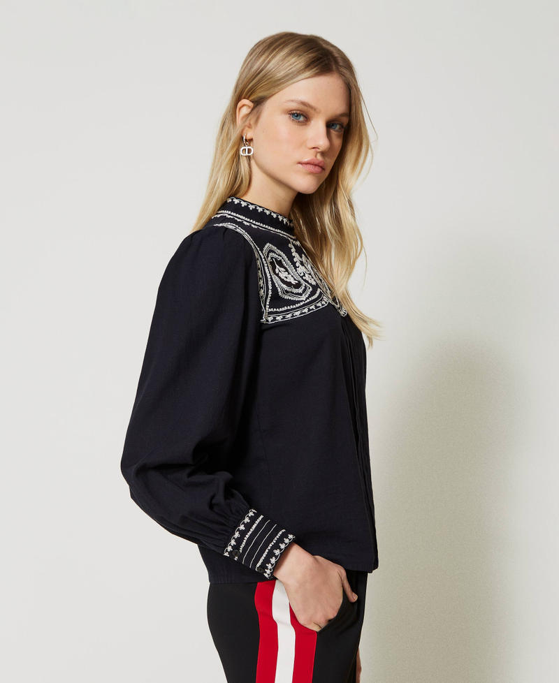 Bluzka z kontrastowymi haftami