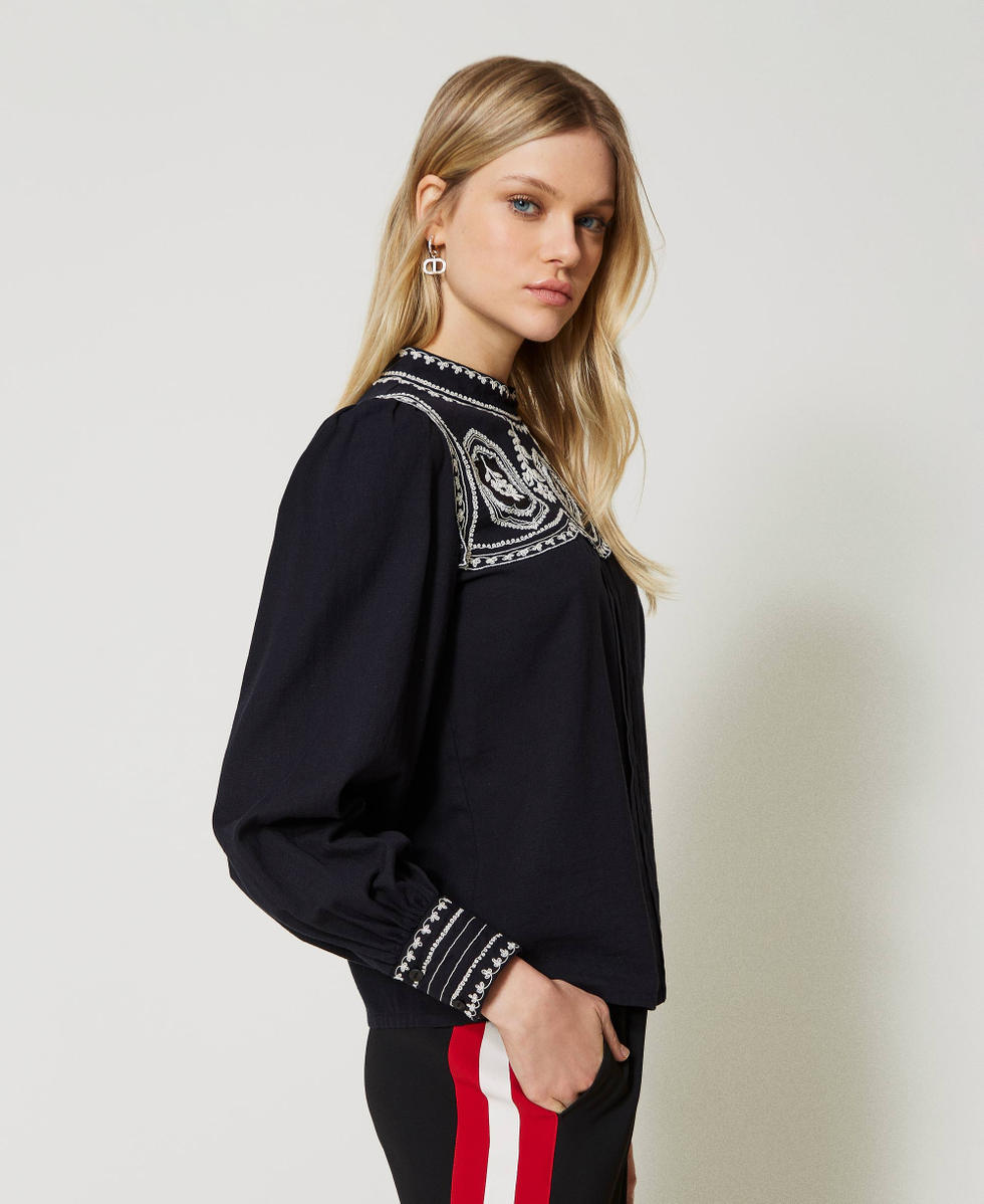 Blouse avec broderies contrast&eacute;es