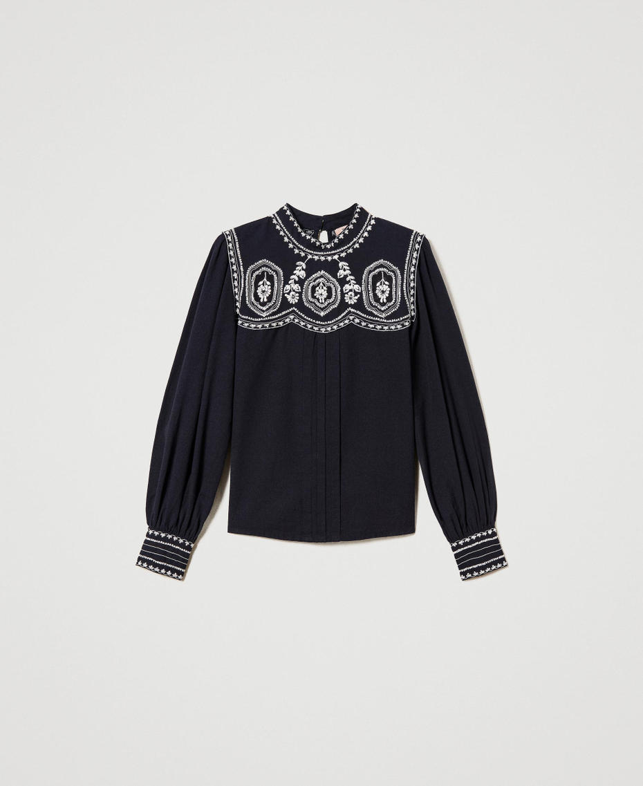 Bluzka z kontrastowymi haftami