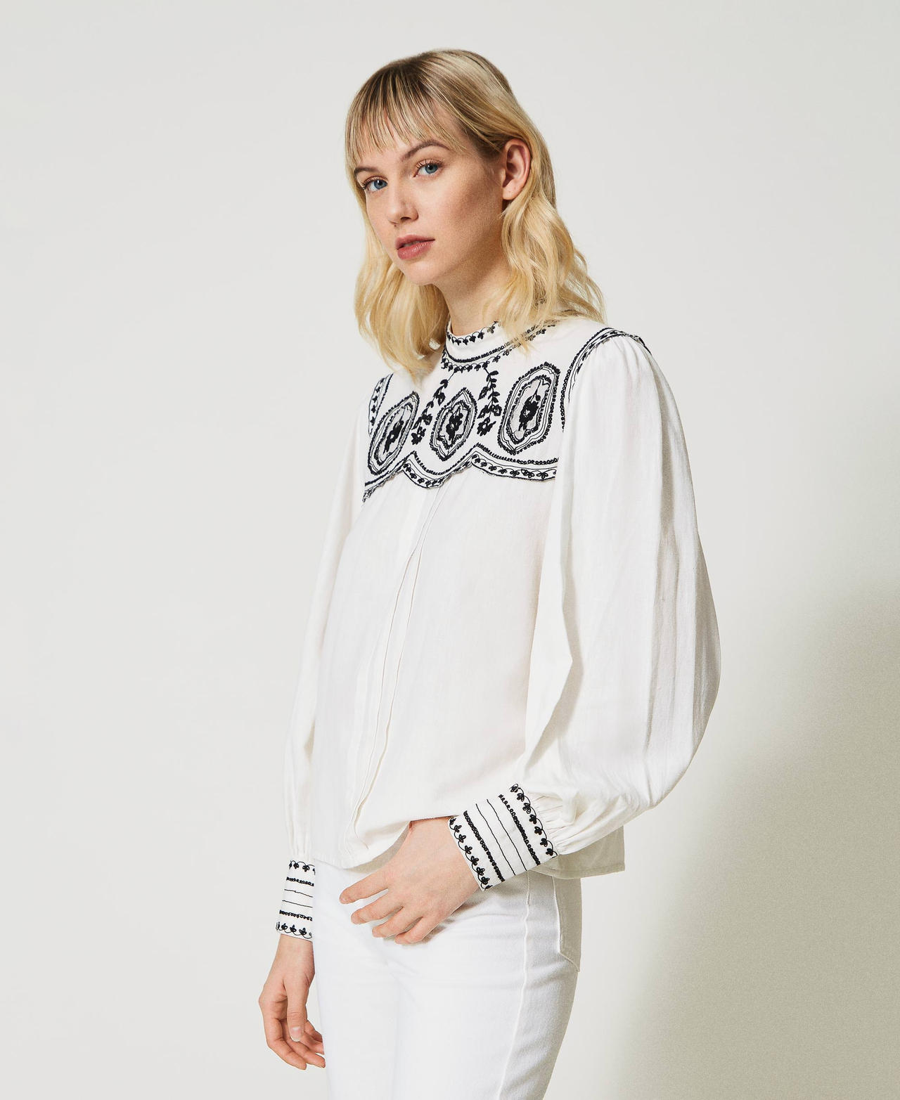 Blouse with contrasting embroideries “Snow” White / Black Embroidery Woman 231TP2492-02