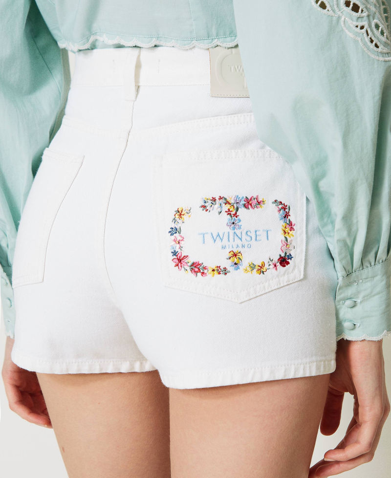 Shorts aus Bull-Denim mit Oval T-Logo- und Blumenmuster DenimWeiß Frau 231TP2572-04