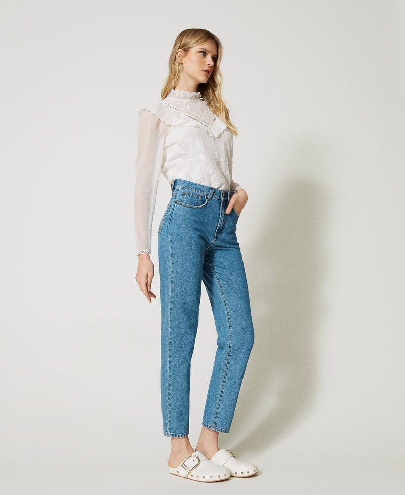 Slim-Fit-Jeans mit Oval T-Logo- und Blumenmuster Mittleres "Denimblau" Frau 231TP2586-02