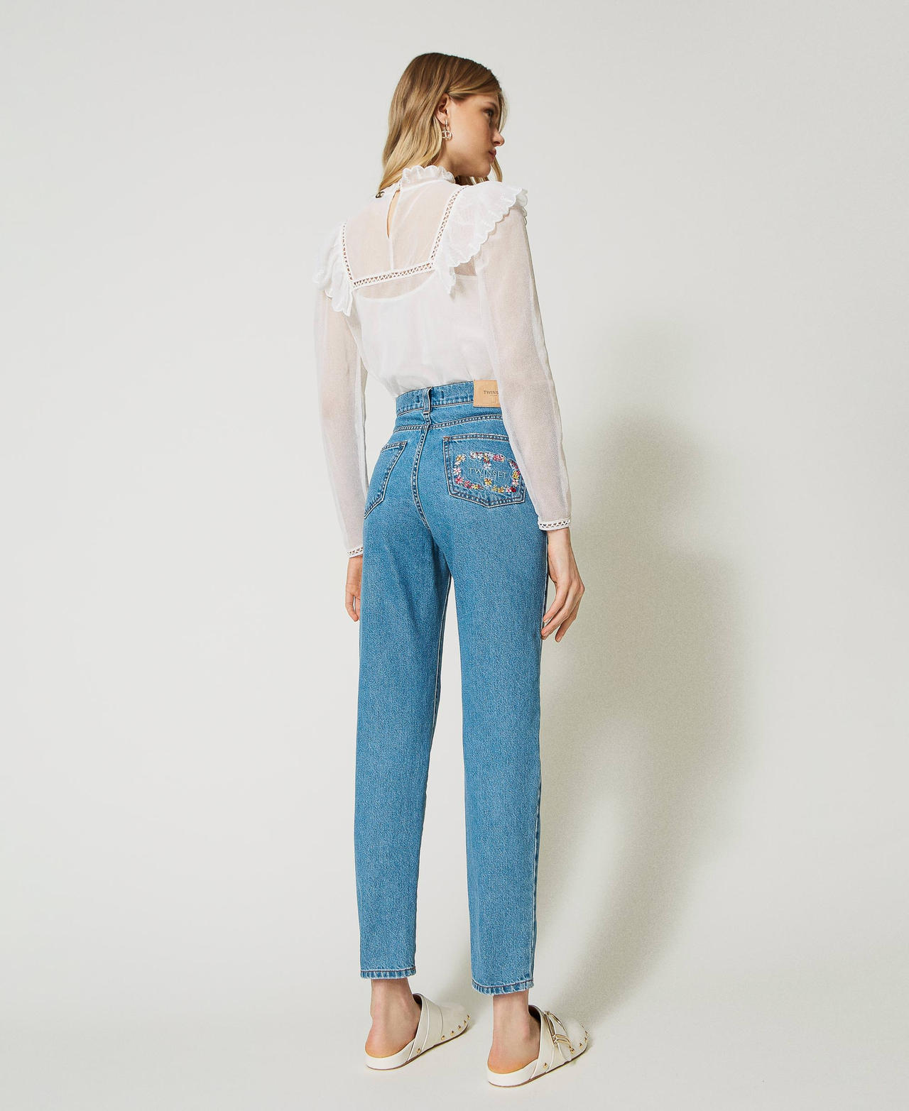 Slim-Fit-Jeans mit Oval T-Logo- und Blumenmuster Mittleres "Denimblau" Frau 231TP2586-03
