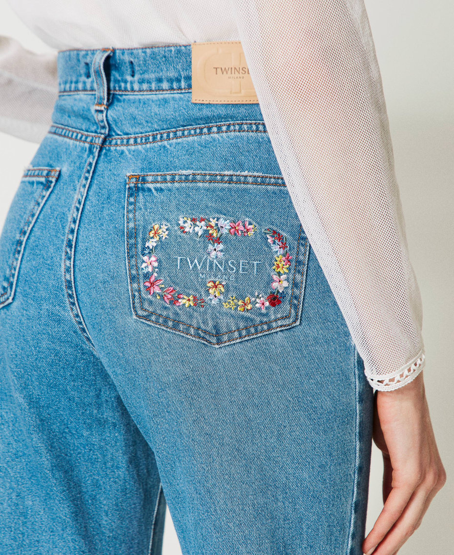 Slim-Fit-Jeans mit Oval T-Logo- und Blumenmuster Mittleres "Denimblau" Frau 231TP2586-04