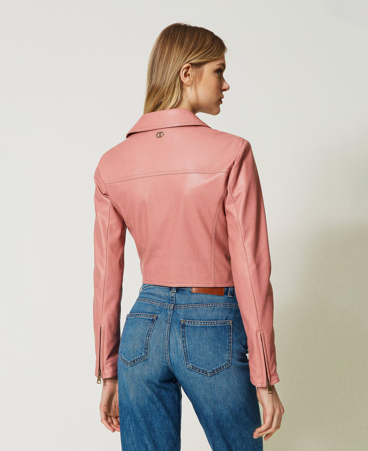 Cazadora de efecto piel