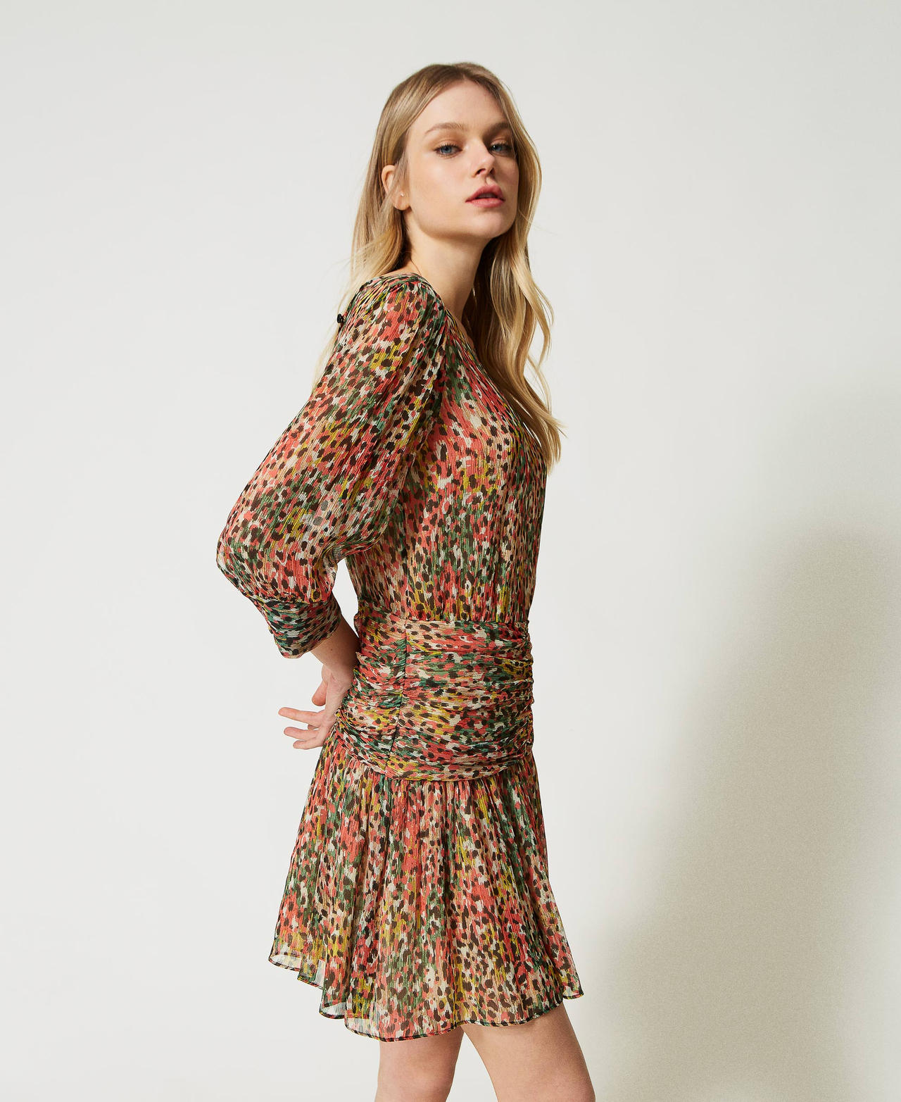 Kurzes Kleid aus Krepon mit Animaldessin